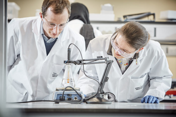 Picture of a supervisor and Postgraduate Researcher doing an experiment in the lab. 